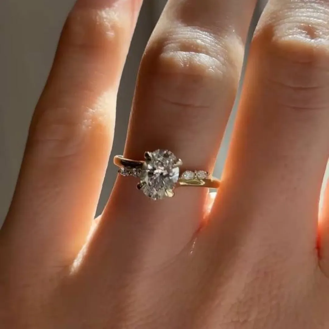 /public/photos/live/Unique Oval Cut Moissanite Bypass Engagement Ring 620 (1).webp